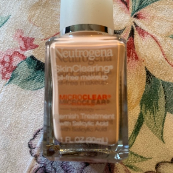 Neutrogena SkinClearing Oil-Free Makeup Size 1FL OZ - Picture 2 of 6
